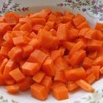Нарезаем очищенную морковь кубиками