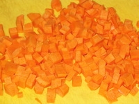 Нарезаем очищенную морковь кубиками
