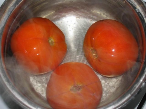 Очищаем помидоры от кожицы