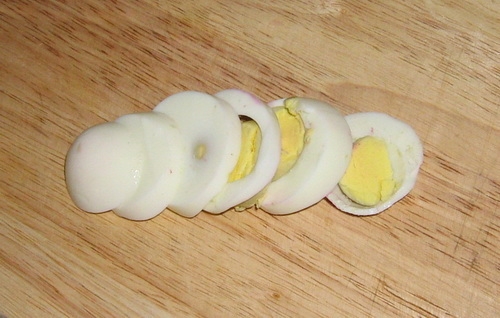 Нарезаем яйца кольцами
