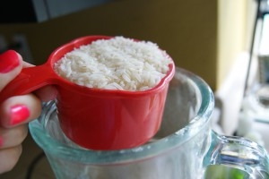 рис в мерном стакане