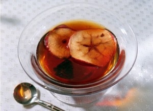чаша с компотом из сухих яблок