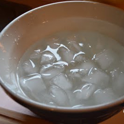 миска со льдом и холодной водой