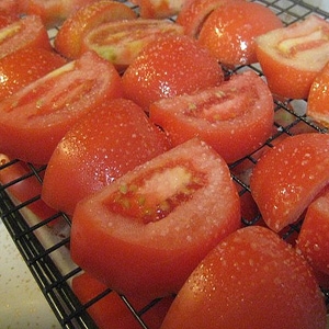 помидоры на противне