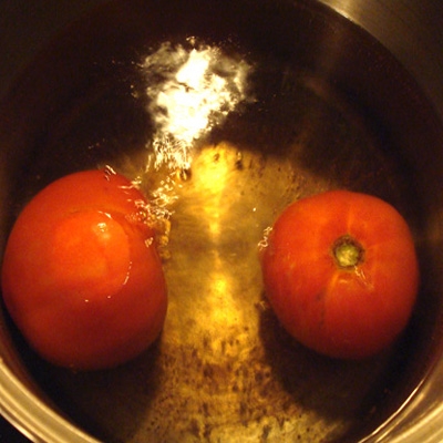помидоры в кастрюле