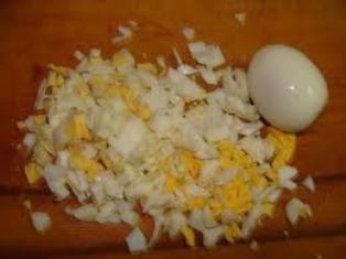 варим и измельчаем яйца