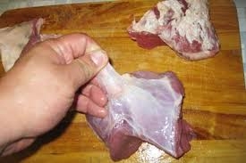 очищаем мясо от пленок, нарезаем его