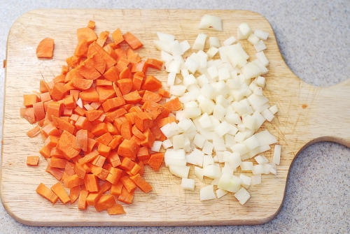 нарезаем морковь и картофель