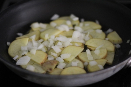 обжариваем картофель с луком
