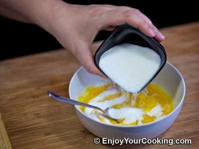 добавляем сахар к яичным желткам