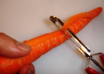 очищаем морковь