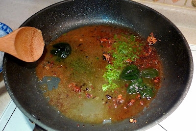добавляем в сковороду ингредиенты для соуса