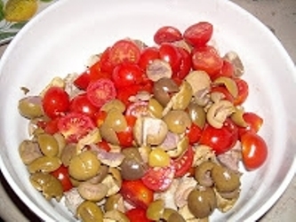 нарезаем оливки и помидоры