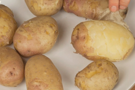 очищаем картофель