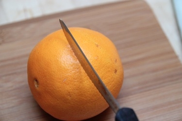 разрезаем апельсины пополам