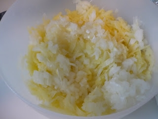 смешиваем картофель с луком мукой и приправами