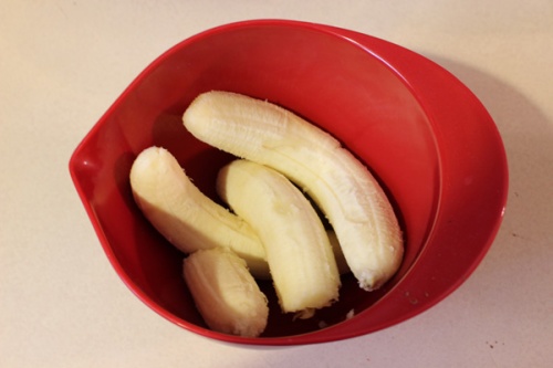 очищаем бананы