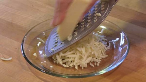 подготавливаем сыр