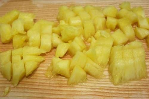 нарезаем ананас