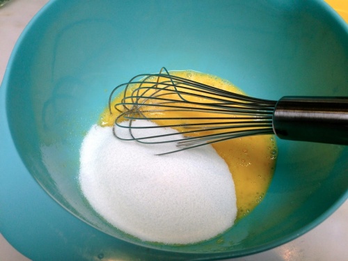 взбиваем яйцо, сахар и растопленное масло