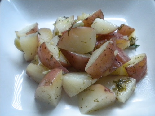 картофель с зеленью в фольге