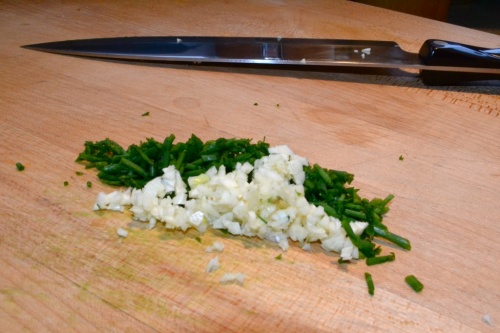нарезаем чеснок и зеленый лук