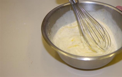 смешиваем яйца со сливками и специями