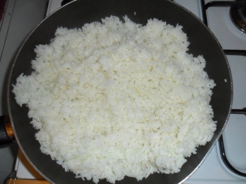 выкладываем рис в сковороду