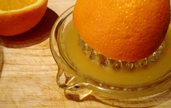 выдавливаем сок из апельсина