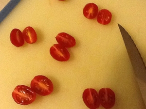 разрезаем помидоры чили на две половинки