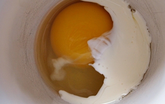 смешиваем яйцо с молоком