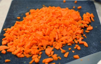 мелко рубим морковь