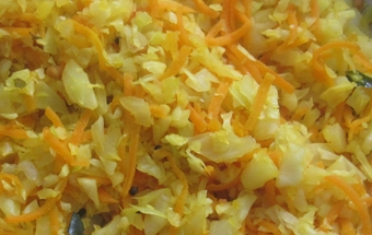 перемешиваем капусту с морковью с луком