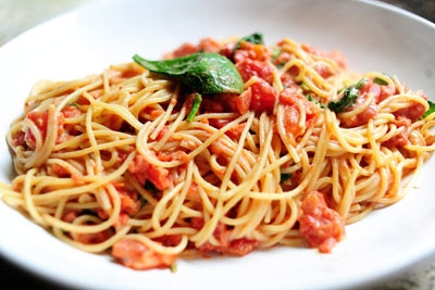 спагетти на тарелке