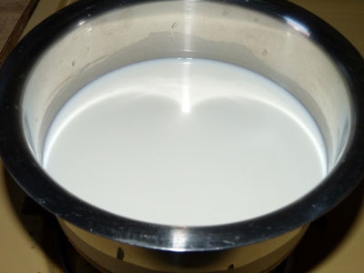 молоко в кастрюле