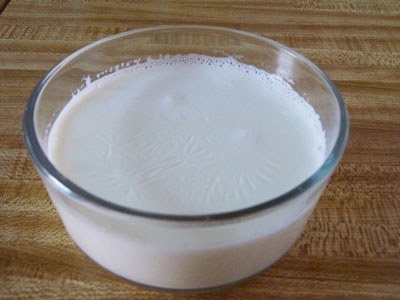 молоко в миске