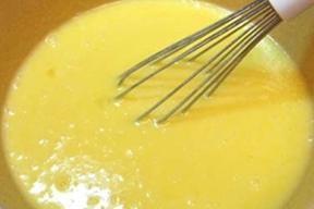 смешиваем яйцо с сахаром и растопленным маслом