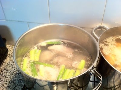 заливаем водой кастрюлю с овощами и курицей