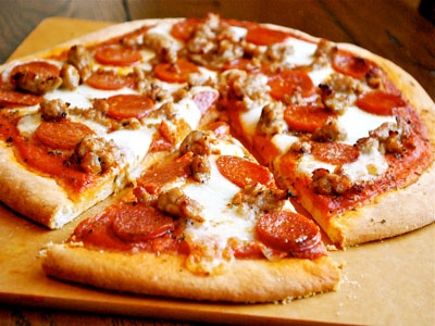 Простая пицца с колбасой и помидорами