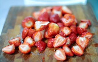 разрезаем ягоды клубники на две половинки