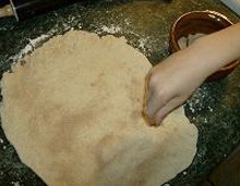 раскатываем тесто в лепешку и посыпаем корицей и сахаром