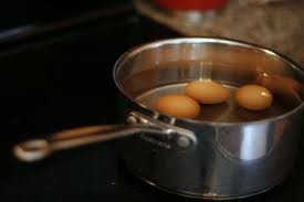 отвариваем вкрутую яйца