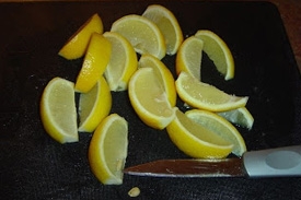 нарезаем лимон на дольки