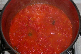 добавляем в сковороду измельченные помидоры, базилик и лук-порей
