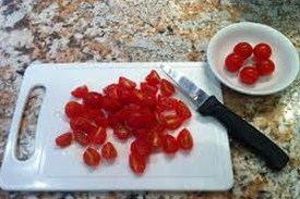 измельчаем помидоры черри