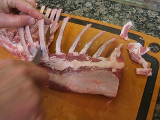 срезаем мясо между ребрами корейки