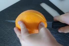 разрезаем апельсины на две половинки
