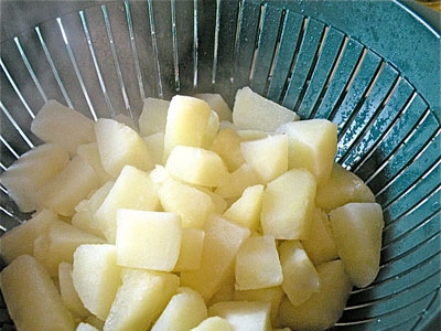 картофель в дуршлаге