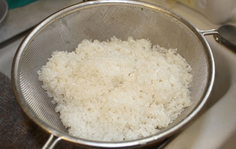 промываем рис под проточной водой