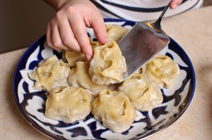 выкладываем манты по-узбекски на блюдо для подачи